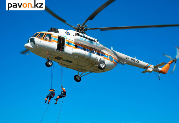 В Павлодаре, чтобы спасти двух рыбаков, в воздух подняли вертолет МИ-8 (фото)