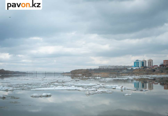 В Павлодаре продолжается ледоход (фото)