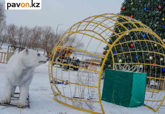 Зимний городок устанавливают на павлодарской набережной (фото)