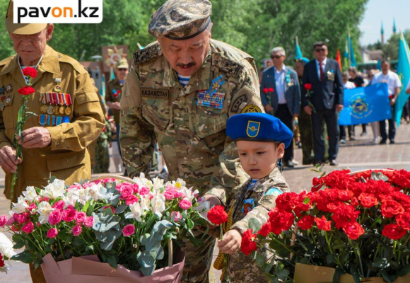 9 Мая тысячи павлодарцев пришли к Вечному огню (фото)