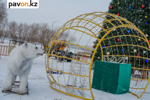 Зимний городок устанавливают на павлодарской набережной (фото)