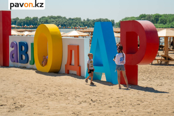 Как отдыхают павлодарцы на городском пляже (фото)