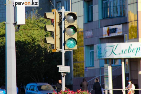 В Павлодаре устанавливают новые светофоры