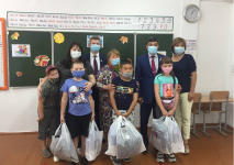 Ученики двух павлодарских школ получили подарки к новому учебному году от Трамвайного управления