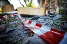 Павлодарка, упавшая в трехметровую яму, повредила позвоночник