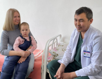 Трехлетнюю девочку с редкой патологией головного мозга прооперировали в Павлодаре