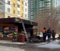 В Павлодаре вспыхнул киоск с фастфудом