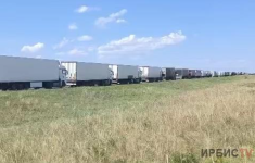 Большегрузы простаивают на границе Казахстана и России в Павлодарской области