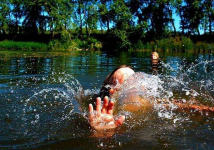 Тонущего ребенка вытащил из воды спасатель в Павлодарской области