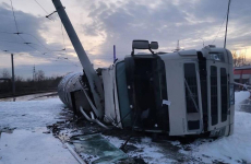 В Павлодаре опрокинулся битумовоз