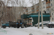 В Павлодаре начали демонтировать разрушенные павильоны во дворах жилых домов