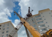 Как поднимали строительный кран, упавший на многоэтажку в Аксу