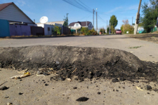 Целую улицу превратили в полосу препятствий