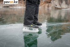 Павлодарцы превратили озеро Торайгыр в большой каток (фото)