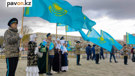 В Павлодаре на Площади госсимволов торжественно подняли государственный флаг