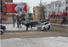 Асфальт провалился под внедорожником в центре Павлодара