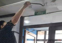"Давай я дверь разобью": женщина устроила погром в одной из кондитерских в Павлодаре