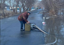 В ДЧС рассказали о том, как справляются с водой, которая топит дома в Рождественке