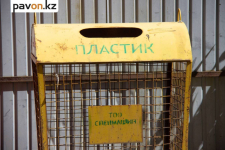 Павлодарцев призвали не выкидывать в баки для пластика другой мусор