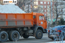 Коммунальщики начали вывозить снег с улиц частного сектора Павлодара