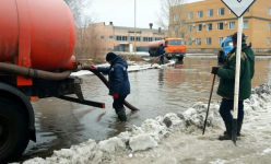 Павлодарские коммунальщики откачивают талую воду в микрорайонах