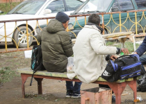 Пьяную компанию пришлось прогонять полицейским с детской площадки в Павлодаре