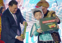 На новогодней ёлке 150 маленьких павлодарцев получили ноутбуки