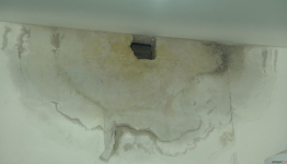 "Жить здесь невозможно": новые дома разваливаются на глазах у новоселов аксуской сельской зоны