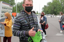 Жителям Аксу предлагали поменять полиэтиленовые пакеты на тканевые сумки