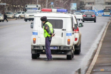 Павлодарка ждала подругу в припаркованной на автобусной остановке машине