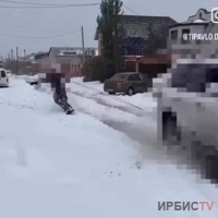 Сноубордист зацепился за машину и прокатился по Павлодару
