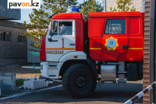 Павлодарские пожарные тушили квартиру в пятиэтажке