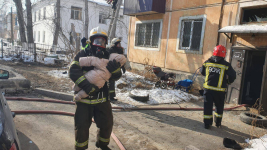 Пожарные спасли 12 человек из горящей трехэтажки в Павлодаре