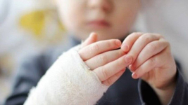 В Павлодаре трехлетняя девочка схватилась за оголенные провода, торчащие из фонарного столба