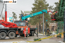Главную елку города устанавливают в Павлодаре (фото)
