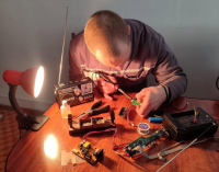 В павлодарском СИЗО заключенный собирает радиоприемники