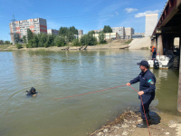 В Павлодаре мужчина упал с моста в воду