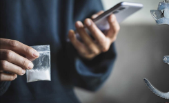 Девушка, спрятавшая в бюстгальтере наркотики, смогла временно избежать наказания в Павлодаре