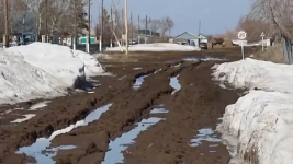 Добираются домой на тракторах: сельчане остались без дорог в Павлодарской области