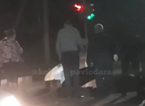 В Павлодаре водитель оказался в больнице после того, как его автомобиль провалился в дорожную яму