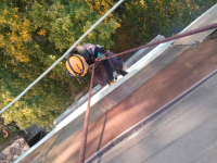 В Павлодаре трехлетний ребенок оказался один в запертой квартире