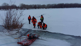 В Павлодаре рыбак едва не погиб, провалившись под лед