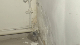 На плесень, треснувшие стены и холод жалуются жители новых домов в пригороде Павлодара