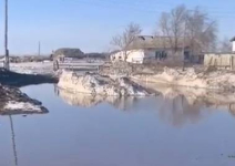 Вода отрезала село в Павлодарской области от трассы