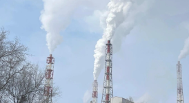 Из-за шквального ветра обвалилась труба на заводе в Аксу