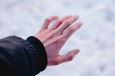 Павлодарец потерял сознание на остановке и получил серьезное обморожение