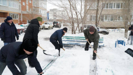 Павлодарские госслужащие взялись за лопаты, участвуя в челлендже BizBirgemiz