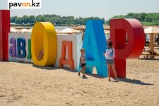 Как отдыхают павлодарцы на городском пляже (фото)