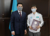 Аким области вручил грамоту павлодарскому боксеру, получившему лицензию на участие в Олимпийских играх