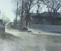 В Павлодаре из-за аварии на сетях затопило оживленный перекресток